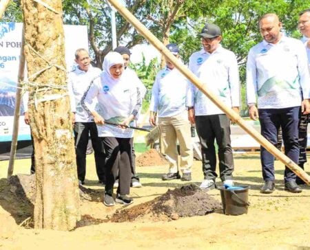 Bareng Ribuan Masyarakat, Khofifah Aksi Bersih Sampah-Tanam Pohon Foto BeritaJatim.com