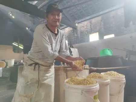 Harga Kedelai Naik, Perajin Tahu Pacitan Mengaku Kini Hanya “Kerja Bakti” Foto BeritaJatim.com