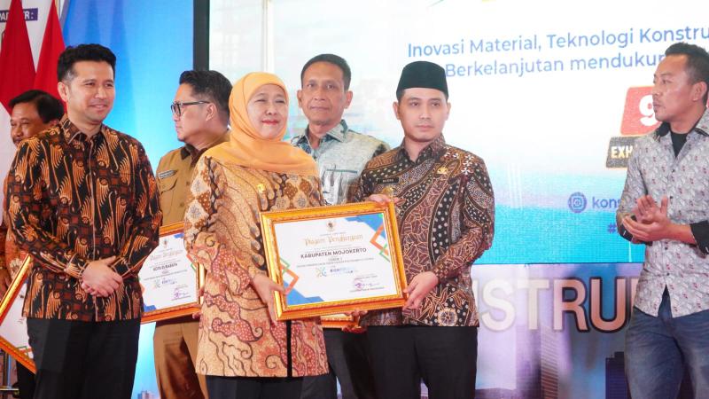 Kabupaten Mojokerto Raih Penghargaan RTLH Tertinggi di Expo Konstruksi Jatim 2026 Foto BeritaJatim.com