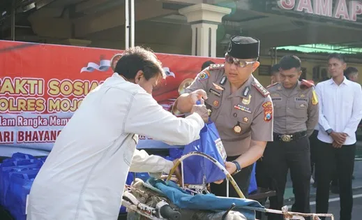 Rayakan HUT Bhayangkara ke-80, Warga Mojokerto Antusias Ikut Pemeriksaan Kesehatan Foto BeritaJatim.com