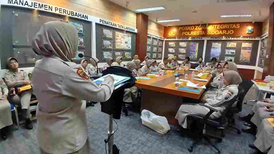 Hari Bhayangkara ke-80, Puluhan ASN dan PPPK Polresta Sidoarjo Adu Inovasi Lewat Lomba Karya Ilmiah Foto BeritaJatim.com