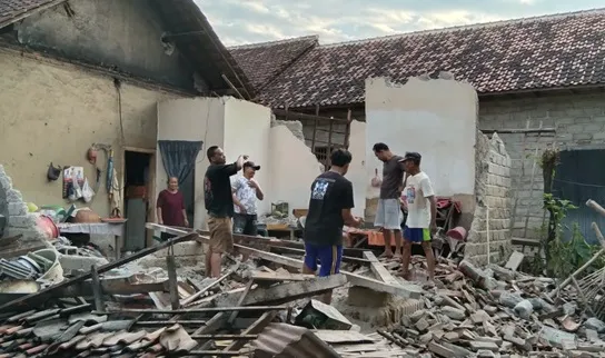 Cuaca Ekstrem Terjang Situbondo, Dapur Rumah Lansia Ambrol Seketika Foto BeritaJatim.com
