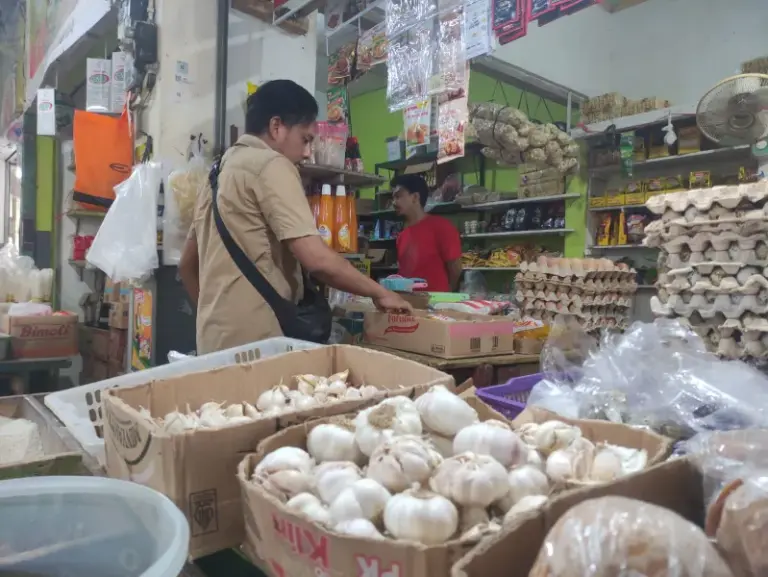 Harga Beras dan Bawang Putih Naik di Pacitan, Pedagang Keluhkan Daya Beli Masyarakat Turun Foto BeritaJatim.com