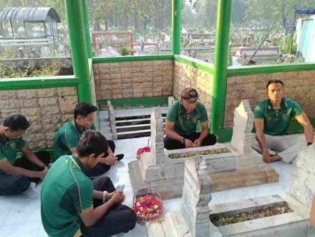 HUT ke-99 Persebaya, Manajemen dan Pemain Ziarah ke Makam Pendiri untuk Jaga Semangat Sejarah Klub Foto BeritaJatim.com
