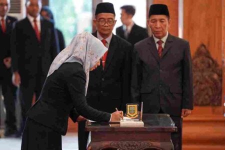 Ning Ita Lantik Tiga Pejabat Tinggi Pratama, Perkuat Kinerja Birokrasi Pemkot Mojokerto Foto BeritaJatim.com