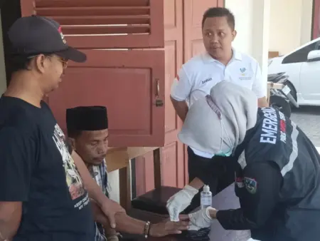 Jari ODGJ Terjepit Cincin, Damkar Pacitan Butuhkan Waktu Hampir Dua Jam Foto BeritaJatim.com