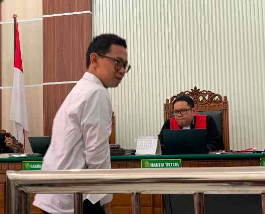 Rusak Kantor Yayasan, Laksamana Sigit Dituntut 1 Tahun 2 Bulan Penjara Foto BeritaJatim.com