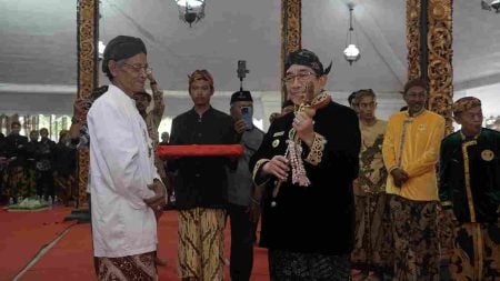 Kirab Pusaka Keraton Sumenep, Penghormatan Nilai Sejarah dan Kearifan Lokal Foto BeritaJatim.com