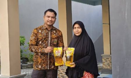 Peserta PKN LAN RI Wujudkan Kepedulian Sosial, 100 Liter Minyak Goreng Disalurkan Foto BeritaJatim.com