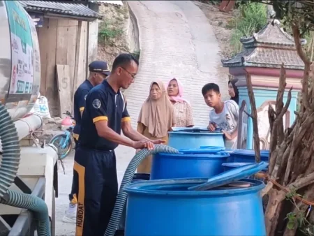 BPBD Pacitan Minta Donatur dan Relawan Koordinasi Sebelum Droping Air Bersih Foto BeritaJatim.com