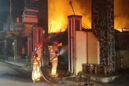 Puskesmas Tiron Kediri Terbakar Diduga Akibat Korsleting, Kerugian Capai Rp1 Miliar Foto BeritaJatim.com