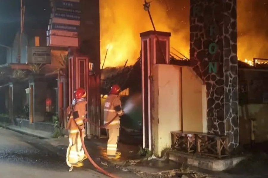 Puskesmas Tiron Kediri Terbakar Diduga Akibat Korsleting, Kerugian Capai Rp1 Miliar Foto BeritaJatim.com