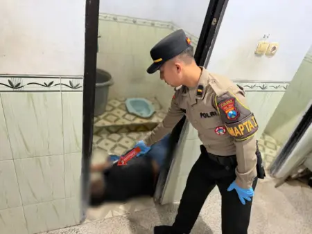 Singgah di Masjid Badegan, Warga Balong Ponorogo Ditemukan Tak Bernyawa di Kamar Mandi Foto BeritaJatim.com