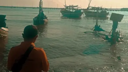 Gelombang Pasang di Jangkar Situbondo, 9 Perahu Nelayan Tenggelam Foto BeritaJatim.com