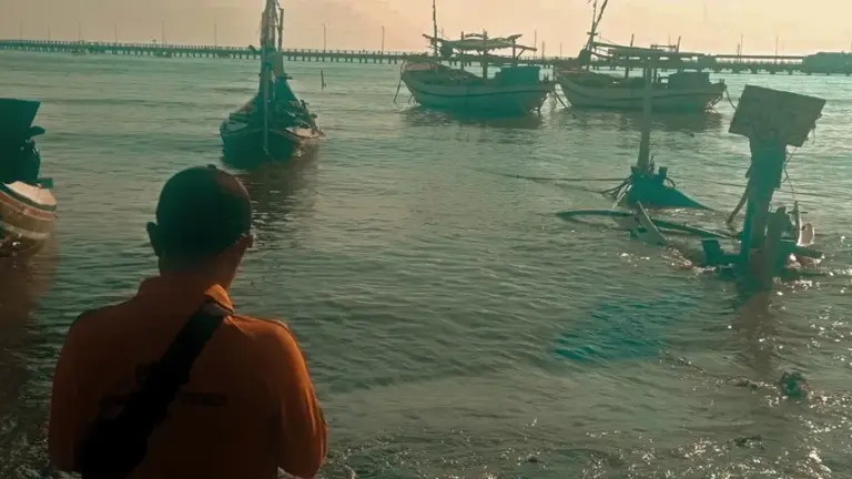 Gelombang Pasang di Jangkar Situbondo, 9 Perahu Nelayan Tenggelam Foto BeritaJatim.com