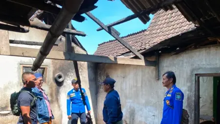 Korsleting Listrik Picu Kebakaran Dua Rumah di Cermee Bondowoso Foto BeritaJatim.com