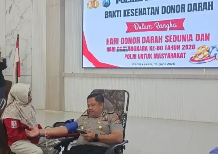 Sambut HKGB Ke-74, Bhayangkari Pamekasan Sumbang 98 Kantong Darah Foto BeritaJatim.com