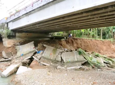Talud Jembatan Plapar Ambrol, DPU Bina Marga Jatim Siapkan Rp 5 Miliar untuk Perbaikan Foto BeritaJatim.com
