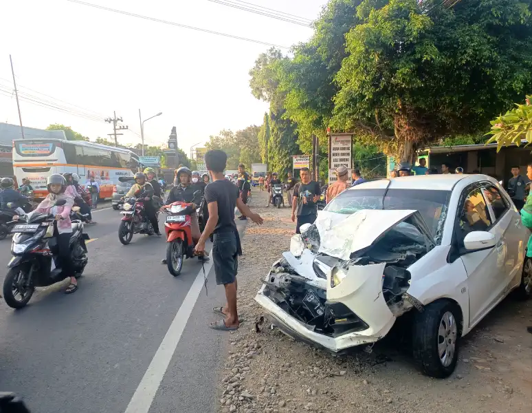 Detik-detik Mencekam Tabrakan Brio vs Bus di Ponorogo, Saksi Sebut Mobil Oleng dan Masuk Jalur Lawan Foto BeritaJatim.com