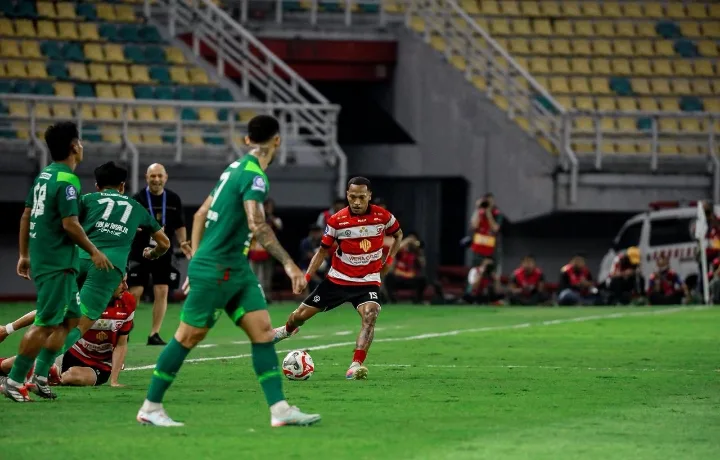 Info Madura United: Riski Afrisal Lanjutkan Kontrak, Aji Kusuma dan Gio Numberi Bertahan Foto BeritaJatim.com
