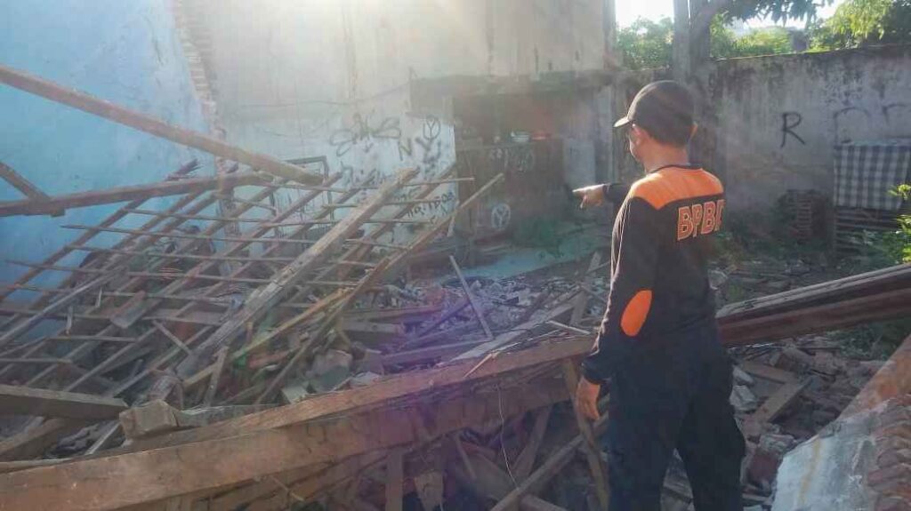 Rumah Kosong Ambruk Timpa Rumah Tetangga di Situbondo, Dua Penghuni Terluka Foto BeritaJatim.com