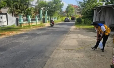 DPRD Pamekasan Soroti Progres Tambal Sulam Jalan Raya yang Masih 46,31 Persen Foto BeritaJatim.com