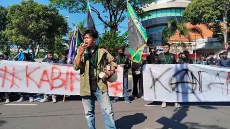 BBM Naik dan Rupiah Melemah, Aliansi Cipayung Plus Geruduk DPRD Surabaya Foto BeritaJatim.com