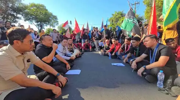 DPRD Surabaya Apresiasi Aksi Cipayung Plus, Siap Kawal Aspirasi Mahasiswa hingga Tingkat Pusat Foto BeritaJatim.com