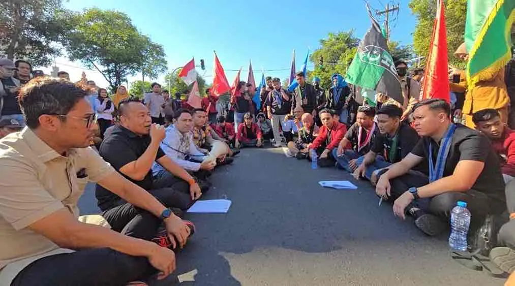 DPRD Surabaya Apresiasi Aksi Cipayung Plus, Siap Kawal Aspirasi Mahasiswa hingga Tingkat Pusat Foto BeritaJatim.com
