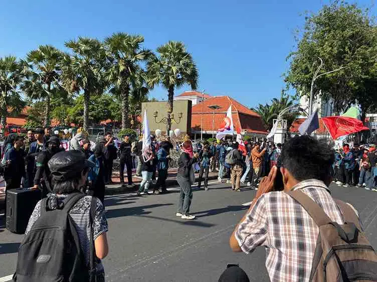 Aksi BEM Jatim di Grahadi: Soroti MBG, KDMP hingga Isu Militerisme Sipil Foto BeritaJatim.com