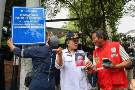 Pemkot Surabaya Ajak Warga Beralih ke Parkir Digital, Pembayaran Makin Mudah dan Transparan Foto BeritaJatim.com