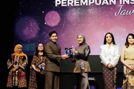 Lita Machfud Arifin Raih Penghargaan Perempuan Inspiratif Jawa Timur Foto BeritaJatim.com