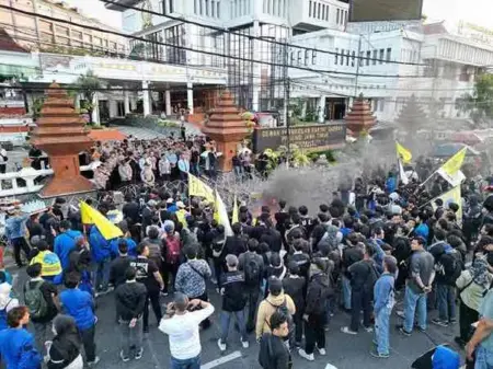 DPRD Jatim Terima Aspirasi PMII Surabaya, Mahasiswa Desak Evaluasi MBG hingga Sahkan RUU Perampasan Aset Foto BeritaJatim.com