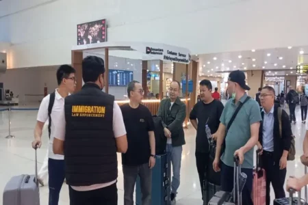 Delapan WNA Tiongkok Dideportasi dari Surabaya, Imigrasi Tindak Pelanggaran Izin Tinggal Foto BeritaJatim.com
