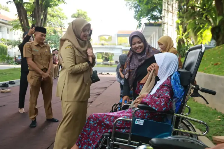 Sambut 1 Muharram 1448 H, Bupati Banyuwangi Ajak ASN Berdonasi Kursi Roda dan Santuni Anak Yatim Foto BeritaJatim.com