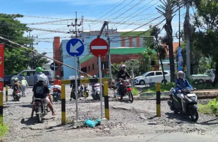 KAI Daop 8 Surabaya Lakukan Perawatan Rel Perlintasan Sebidang di Lamongan Foto BeritaJatim.com