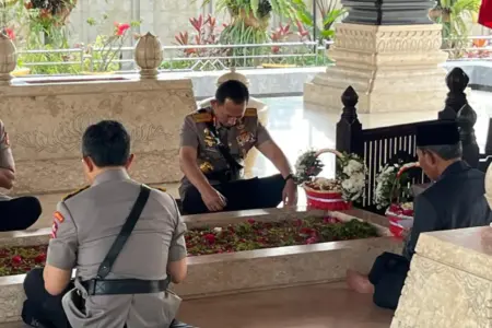 Jelang Hari Bhayangkara, Kapolri Ziarah ke Makam Bung Karno di Blitar Serap Nilai Kepemimpinan Bangsa Foto BeritaJatim.com