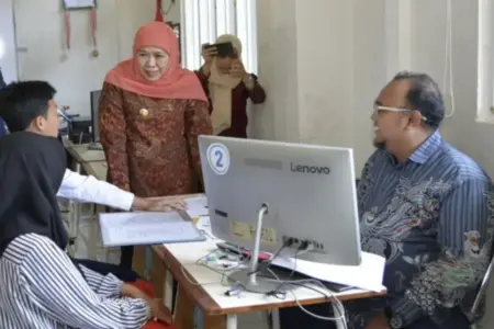 Tinjau SPMB 2026 di SMAN 5 Surabaya: Khofifah Pastikan Layanan Verifikasi Tertib dan Lancar Foto BeritaJatim.com