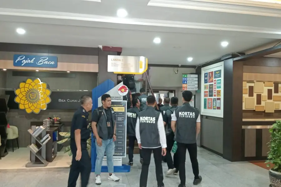 Kortas Tipikor Polri Geledah Kantor Bea Cukai Juanda, Diduga Terkait Kasus Penyelundupan Ponsel Foto BeritaJatim.com