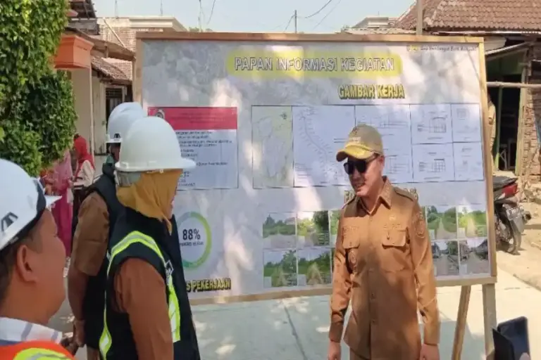Tinjau Proyek Jalan Cor Lakardowo, Bupati Mojokerto Pastikan Progres Telah Capai 88 Persen Foto BeritaJatim.com