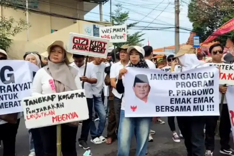 Massa Pro MBG Gelar Aksi Damai di Mojokerto, Dukung Program Unggulan Prabowo Foto BeritaJatim.com