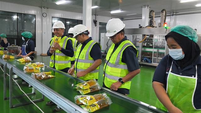 Perkuat Distribusi Indonesia Timur, PTPN IV PalmCo Resmikan Fasilitas Pengisian Minyak Goreng di Surabaya Foto BeritaJatim.com