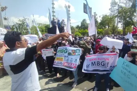Gelar Aksi Damai di Lamongan, Massa Pro MBG Minta Program Prabowo Dilanjutkan Foto BeritaJatim.com