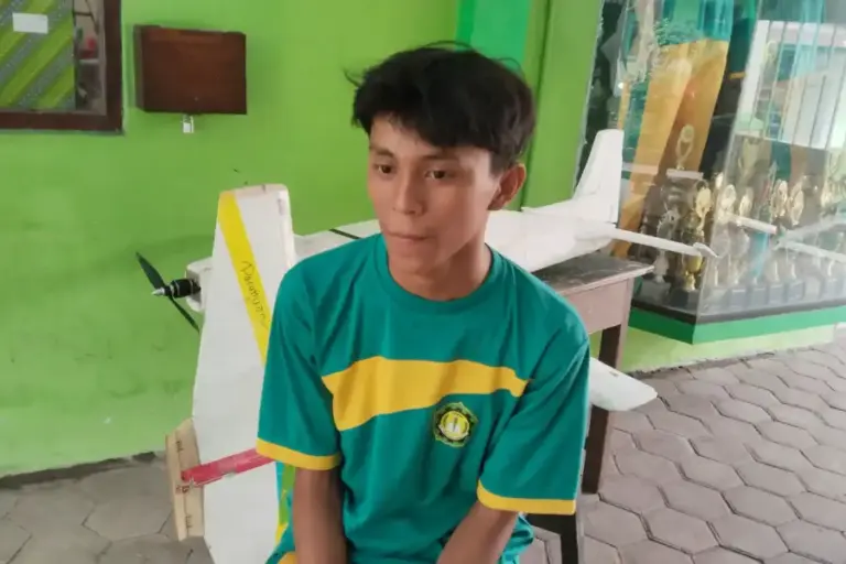Juara Fun Fly Jatim, Siswa SMK Yapanesa Gempol Harumkan Nama Pasuruan di Ajang Kedirgantaraan Foto BeritaJatim.com