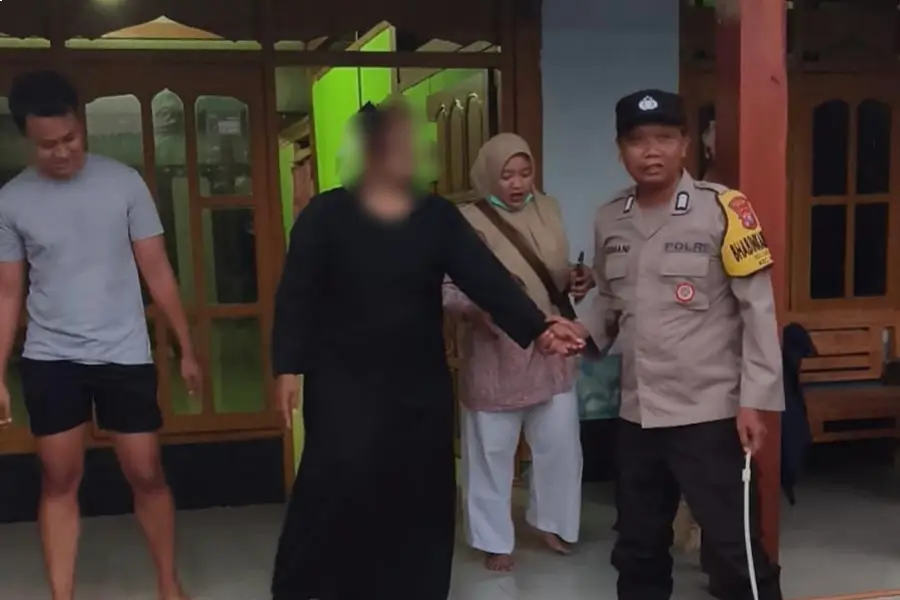 Laporan Call Center 110 Direspons Cepat, Polisi Evakuasi Perempuan ODGJ yang Mengamuk di Ngawi Foto BeritaJatim.com