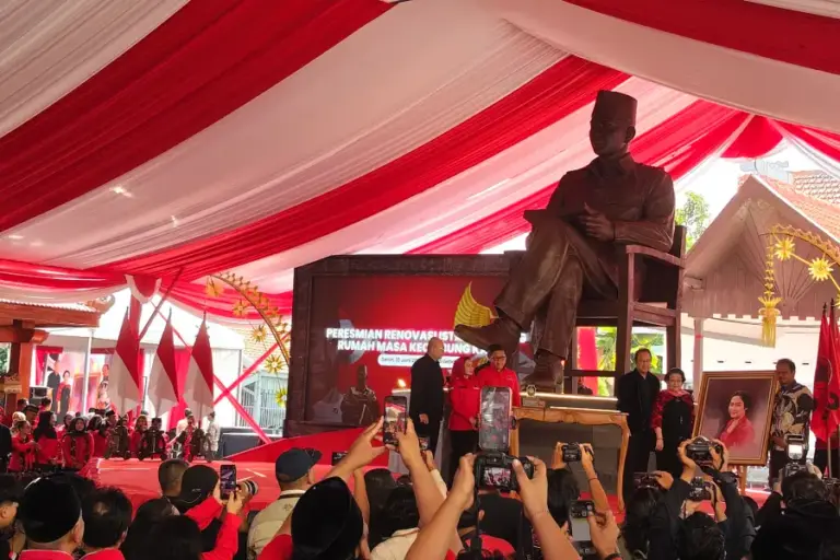 Terbuat dari Tembaga, Ini Filosofi Patung Bung Karno di Istana Gebang Blitar Foto BeritaJatim.com