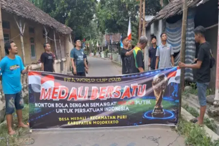 Semarak Piala Dunia 2026, Warga Desa di Mojokerto Ini Pasang Bendera Peserta Foto BeritaJatim.com