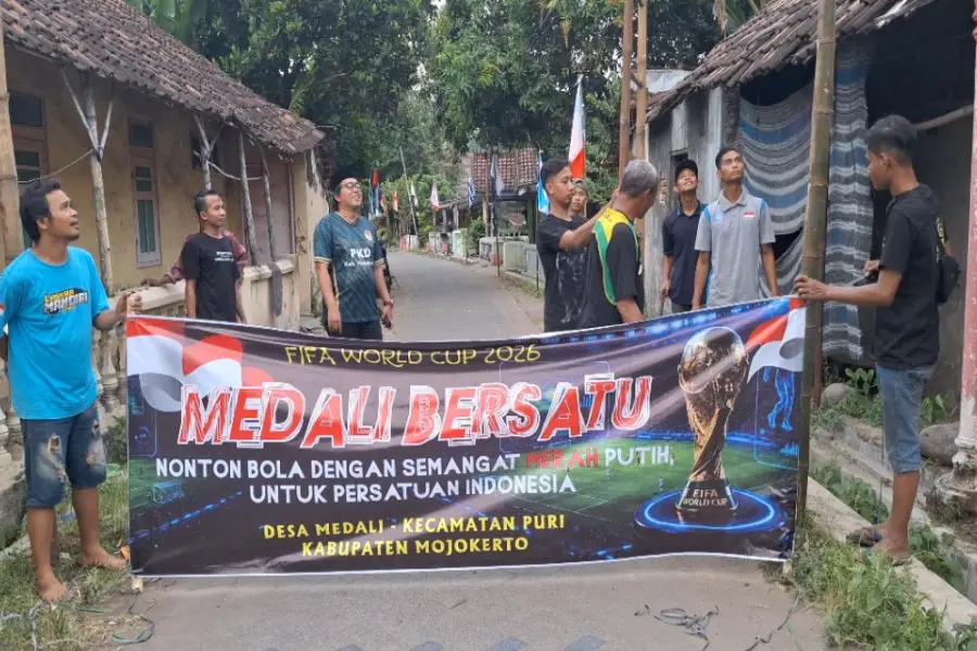 Semarak Piala Dunia 2026, Warga Desa di Mojokerto Ini Pasang Bendera Peserta Foto BeritaJatim.com