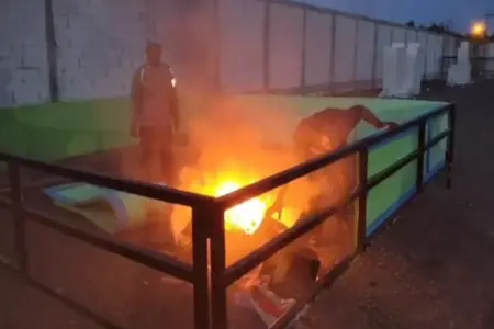 Polsek Candi Sidoarjo Bakar Peralatan Judi Sabung Ayam di Desa Klurak Foto BeritaJatim.com
