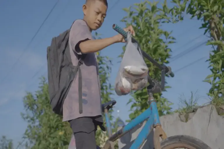 Dulu Mengayuh Sepeda Jual Ikan, Kini Risky Merajut Mimpi di Sekolah Rakyat Foto BeritaJatim.com